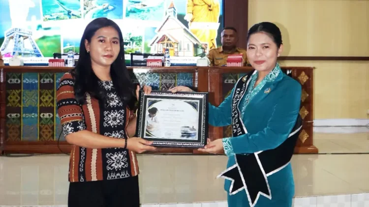 Bidan Muda Sikka Terima Penghargaan Aksi Kemanusiaan  Ditengah Laut