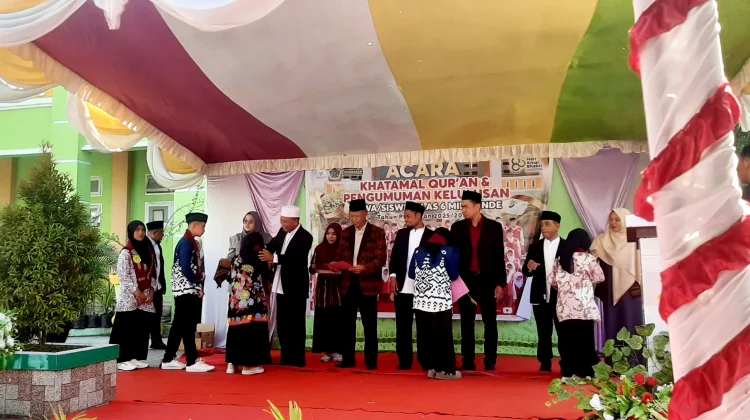 MIN 1 Ende Berikan Penghargaan kepada Siswa Berprestasi pada Acara Pelepasan