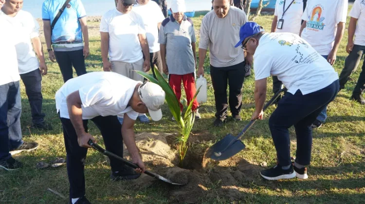 Bersih Pantai dan Tanam Pohon Warnai Hari Lingkungan Hidup Sedunia di Labuan Bajo