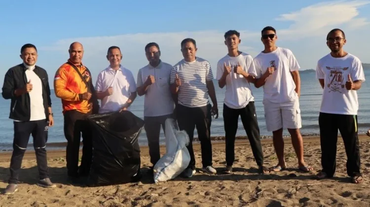 Peduli Lingkungan, ASN Kemenag Manggarai Barat Ikuti Aksi Bersih Pantai Sudamala