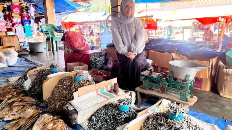 Dari Duka Menjadi Kekuatan, Nurhalizah Sukses Kembangkan Usaha Ikan Kering Keluar