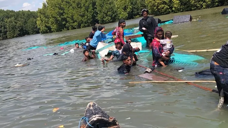 Perahu Angkut Sound System dan Penumpang Terbalik di Perairan Mangrove Terang