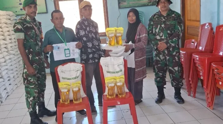 Babinsa Koramil Elar Kawal Penyaluran Bantuan Pangan Bulog di Manggarai Timur