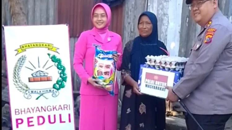 Kapolres Ende dan Ketua Bhayangkari Salurkan Bansos bagi Warga Pulau Ende