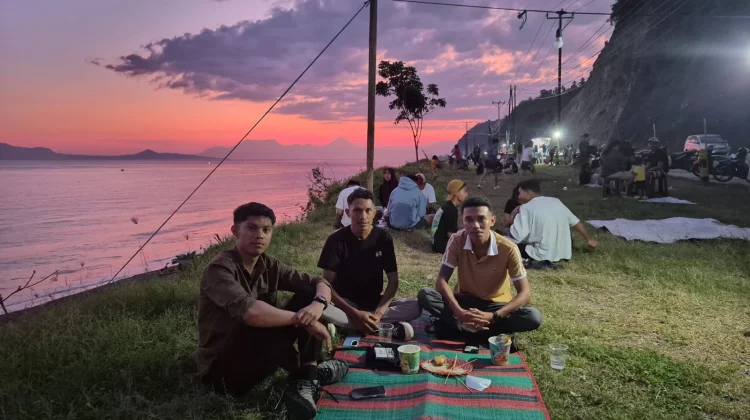 Nikmati Sunset di Pantai Ndao, Pengunjung Dorong Penataan Pedagang dan Parkir