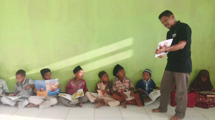 Delapan Titik Baca Layani 240 Anak di Pulau Ende