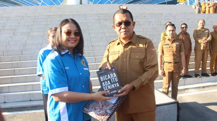Gubernur Melki Serahkan Ribuan Buku Donasi ASN, Perkuat Gerakan Literasi di NTT