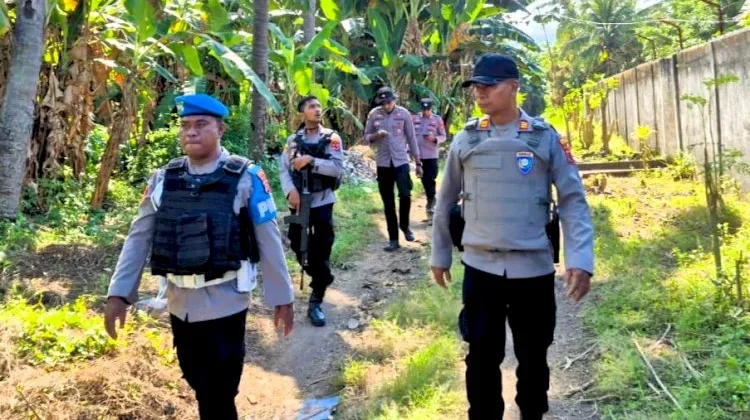 Patroli Jalan Kaki, Polres Flotim Perkuat Kedekatan dengan Warga