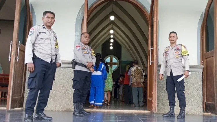 Polsek Titehena Amankan Misa Komuni Pertama di Lewolaga