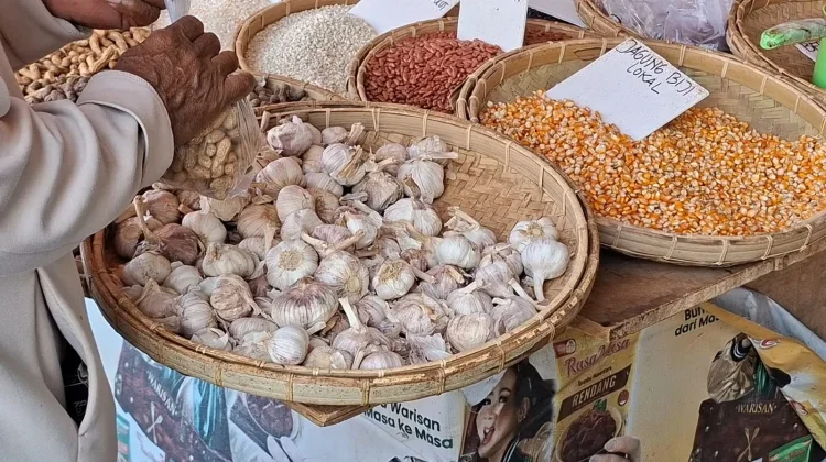 Harga Bawang Putih di Pasar Mbongawani Naik, Pedagang Soroti Dugaan Penimbunan