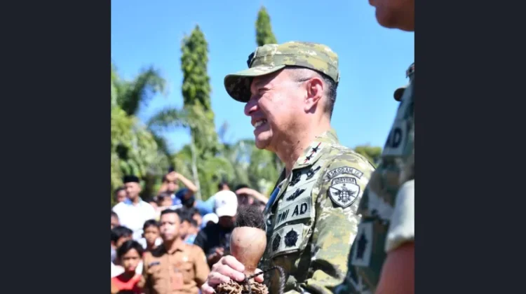 Disambut Adat Manggarai, Pangdam IX/Udayana Resmikan Jembatan Garuda di Reok