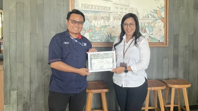 RRI Labuan Bajo Terima Penghargaan dari PT Pos Indonesia