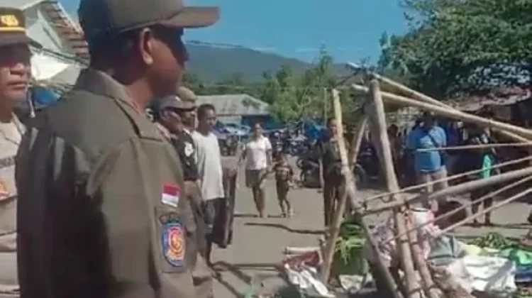 Satpol PP Diduga Represif, Puluhan Pedagang Alok Mengamuk di Kantor DPRD Sikka