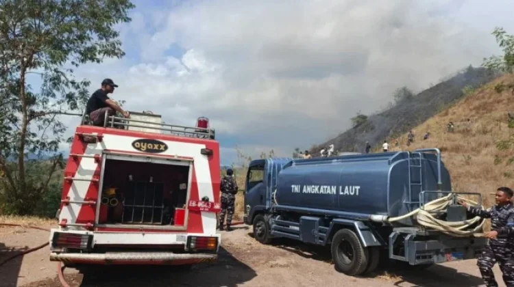 Sigap Hadapi Karhutla, Lanal Labuan Bajo Terjun Langsung Padamkan Api Bukit Silvia