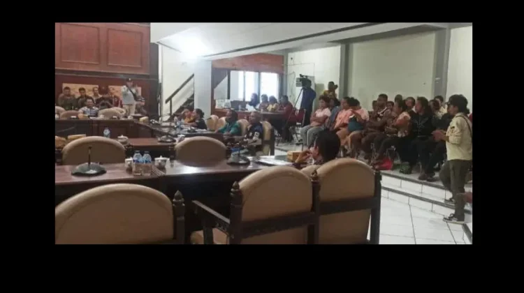 Tanggapi Demo Pedagang Alok, Wabup Sikka Janji Tambah Fasilitas Lapak
