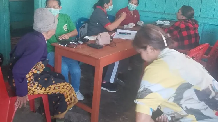 Babinsa Koramil Ruteng Dampingi Cek Kesehatan Gratis bagi Warga Kelurahan Pitak