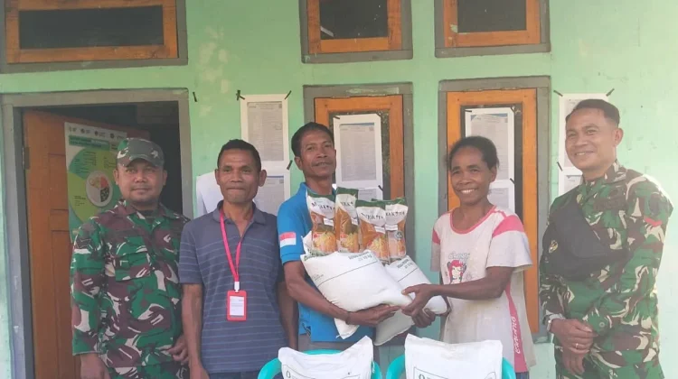 Babinsa Elar Kawal Penyaluran Bantuan Pangan BULOG di Empat Desa