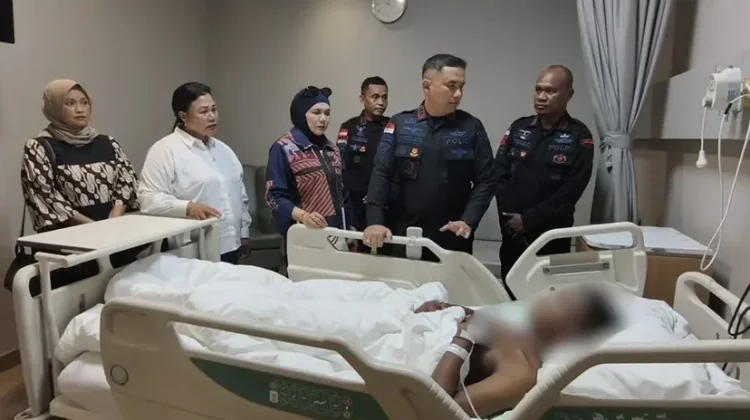 Dansat Brimob Polda NTT Jenguk Personel Korban Penikaman di Labuan Bajo