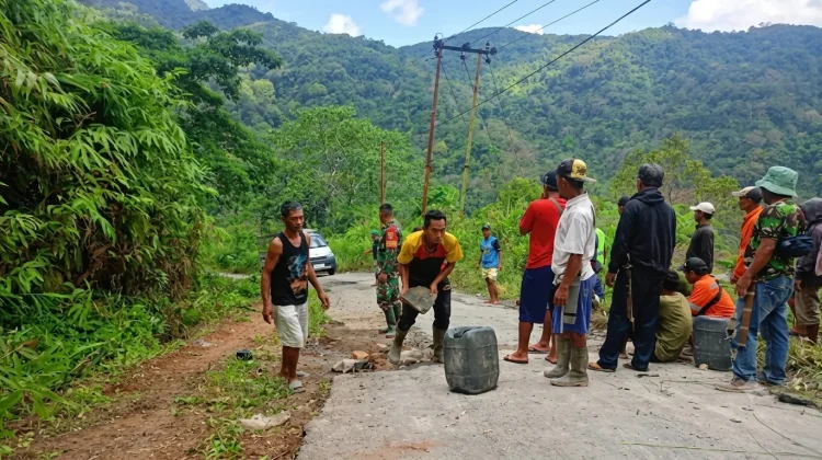 TNI Hadir di tengah Masyarakat, Gotong Royong Perbaiki Jalan Rusak