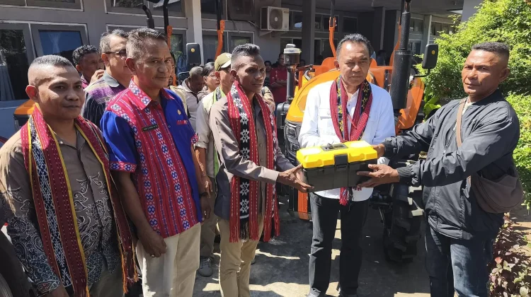 Bupati Flotim Antonius Doni Dihen Serahkan Alat dan Mesin Pertanian