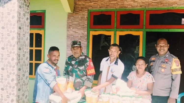Babinsa Borong Dampingi Penyaluran Bantuan Pangan Bagi Warga Benteng Riwu