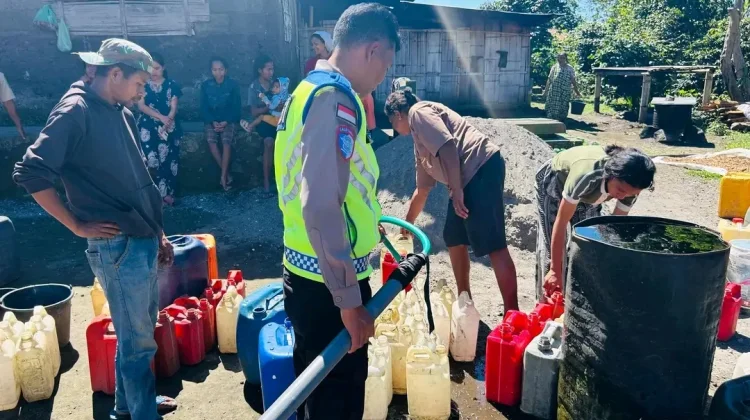 Polres Ngada Salurkan Air Bersih ke Desa Naru