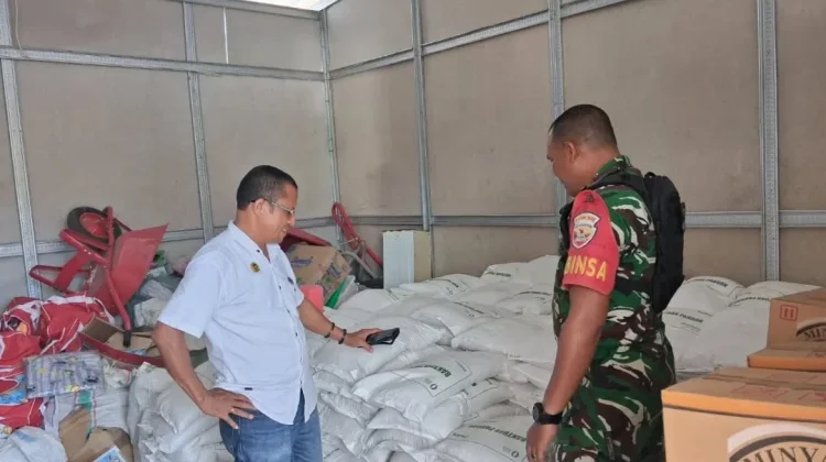 Babinsa Tinjau Kesiapan Penyaluran Bantuan Pangan di Huntara 3 Desa Konga