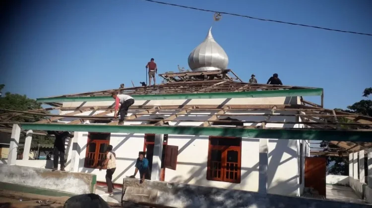 Gotong Royong Warga Renovasi Masjid Arrahman Perkuat Kebersamaan Warga Labele