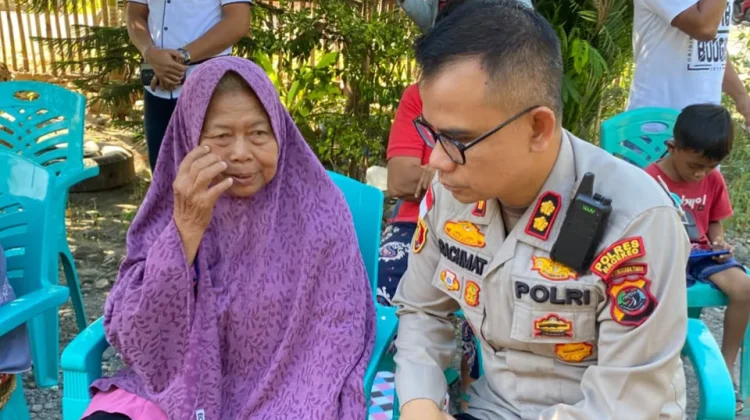 Kapolres Nagekeo Berbagi Kehangatan dengan Lansia