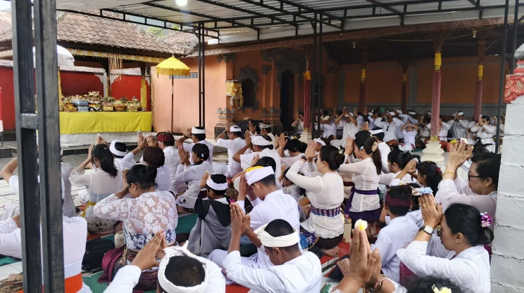 Umat Hindu Khidmat Rayakan Hari Raya Galungan di Pura Agung Waso Giri Natha Ruteng