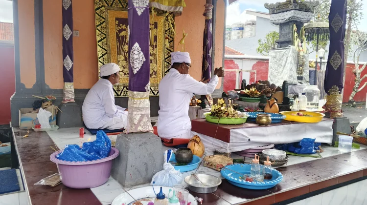 Wangi Dupa Umat Hindu untuk Kerukunan di Tanah Congka Sae