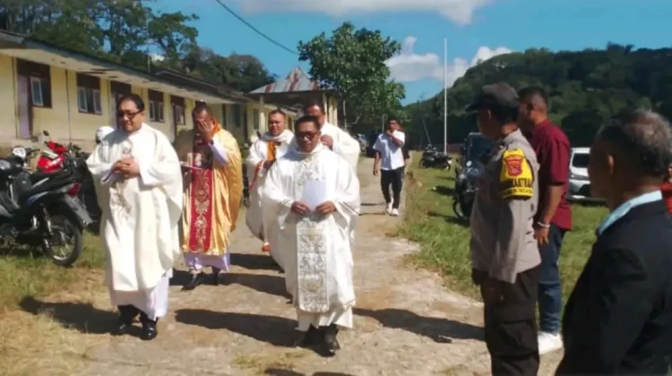 Polsek Riung Kawal Misa Perdana Imam Baru di Riung Barat