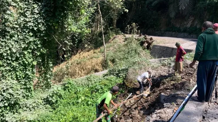 Warga Boru Gotong Royong Perbaiki Pipa Air Bersih yang Rusak