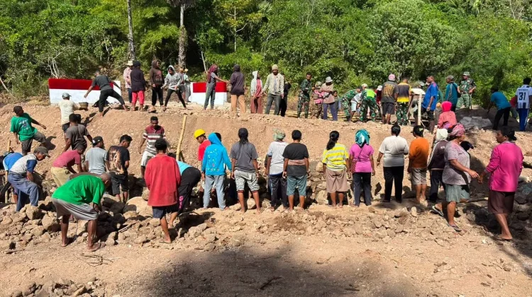 Babinsa dan Warga Gotong Royong Bangun Pondasi Jembatan Merah Putih di Lembata