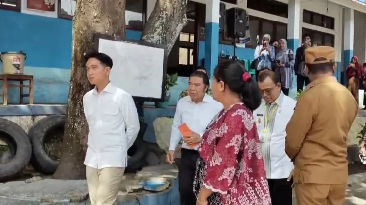 Wapres Gibran Tinjau Kelas Gelap SMPN 1 Ndona