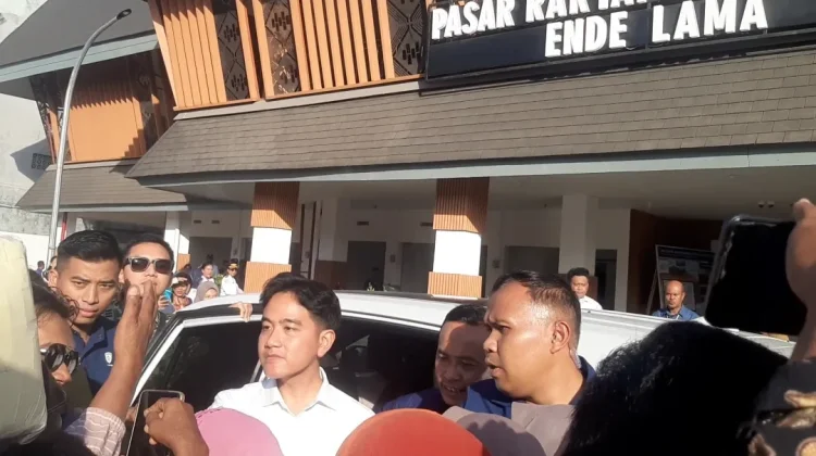 Warga Antusias Menyambut Kedatangan Wapres Gibran di Pasar Mbongawani
