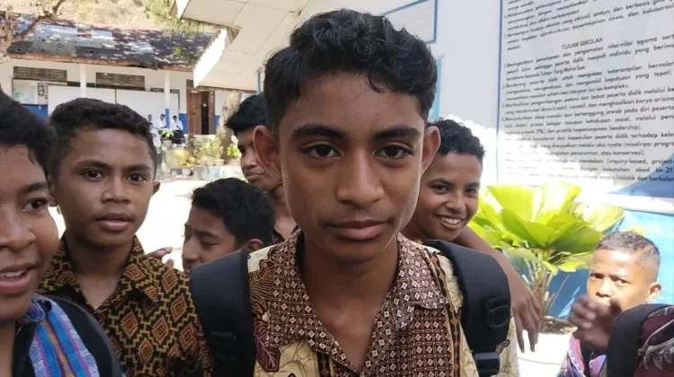 Wapres Gibran Bantu Fasilitas Sekolah dan Hadiah Untuk Siswa SMPN 1 Ndona