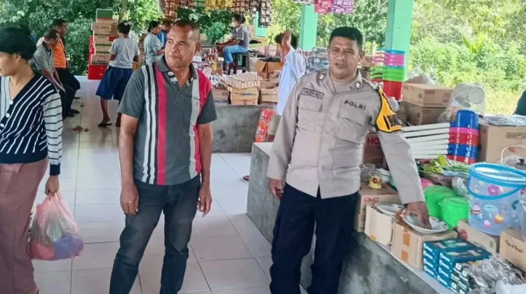 Bhabinkamtibmas Pantau Harga Sembako di Pasar Jerebuu