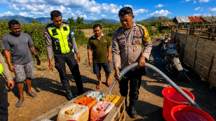 Polres Nagekeo Salurkan Air Bersih untuk Warga Makipaket