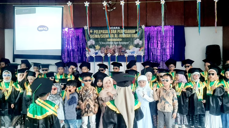 Tangis Haru dan Senyum Ceria Warnai Pelepasan Siswa RA Al-Hikmah Ende