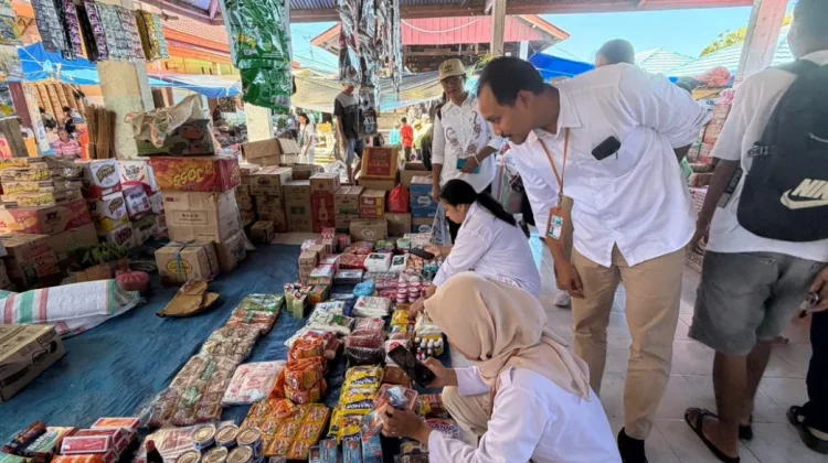 Kader Pasar Aimere Periksa Produk Pangan lewat Uji CEK KLIK