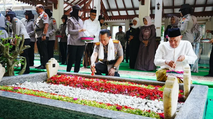 Hari Bhayangkara ke-80, Kapolri Ziarah ke Makam Gus Dur di Jombang