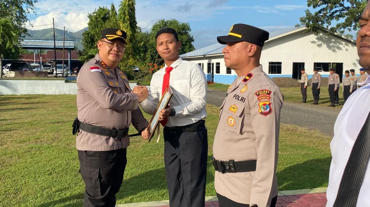 Kapolres Ende Beri Reward Personel Berprestasi dalam Upacara Resmi