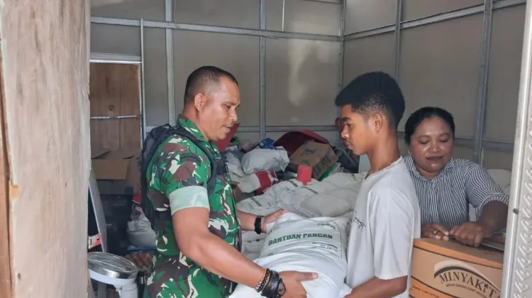 Babinsa Dampingi Penyaluran Bantuan Pangan di Huntara Flores Timur
