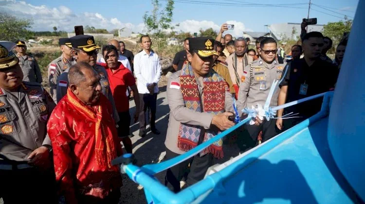 Kapolda NTT Resmikan Enam Sumur Bor dan Salurkan Bansos Warga