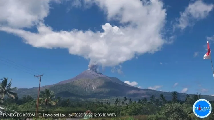 Abu Vulkanik Lewotobi Tutup Bandara Maumere, Ende dan Larantuka Normal