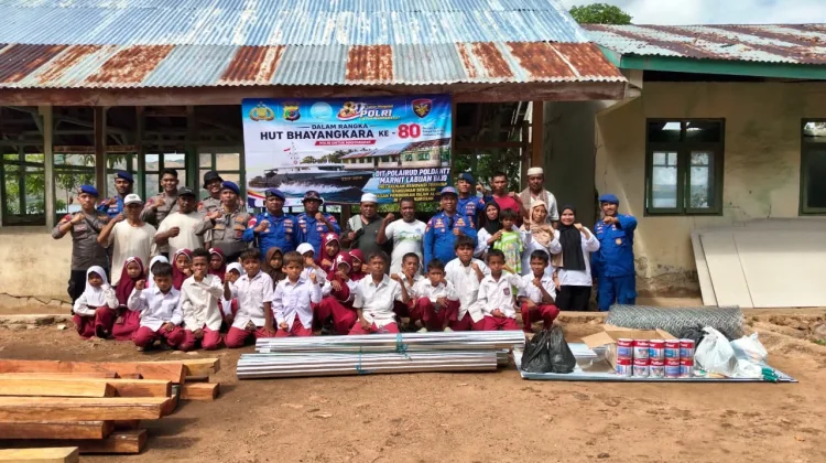 Peringati Hari Bhayangkara ke-80, Sekolah di Pulau Kukusan Terima Bantuan Renovasi