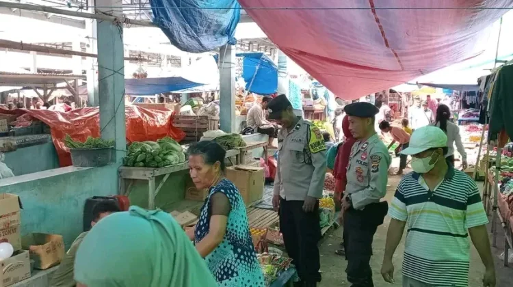 Polsek Riung Pantau Harga Sembako di Pasar Mingguan