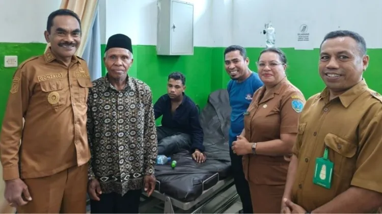 Wabup Nagekeo Jenguk Peserta MTQ NTT yang Dirawat di Puskesmas Danga