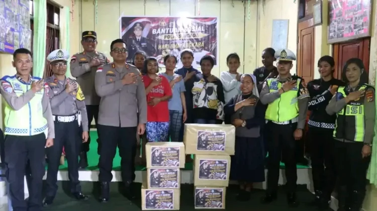Polres Ngada Salurkan Bansos Sambut Hari Bhayangkara ke-80